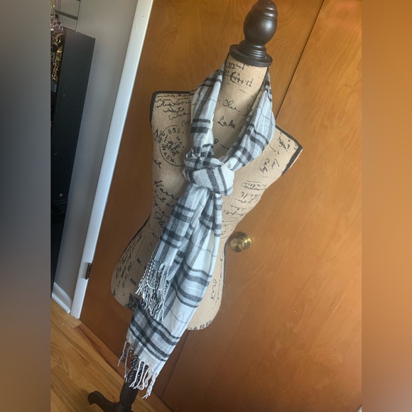 EUC Lot of 6 Cozy Knit Infinity Scarf - Picture 2 of 8